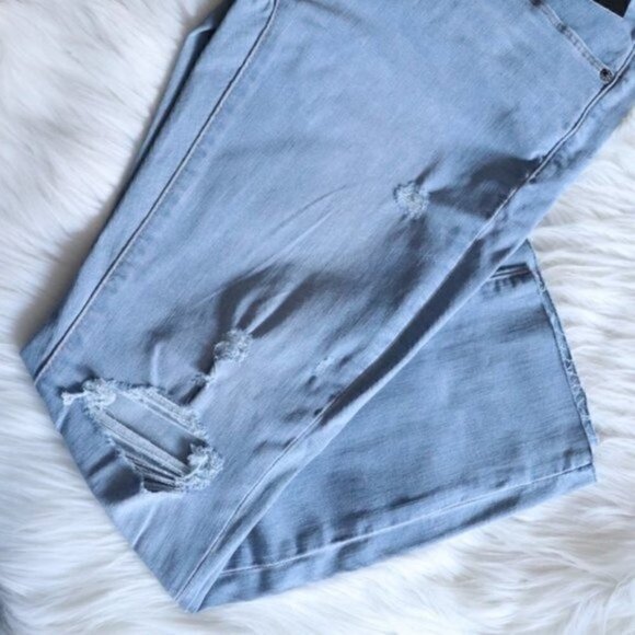 NEW Levi's Curvy Slim Cropped Light Wash Jeans Size 27 Distressed Raw Hem - Picture 3 of 7